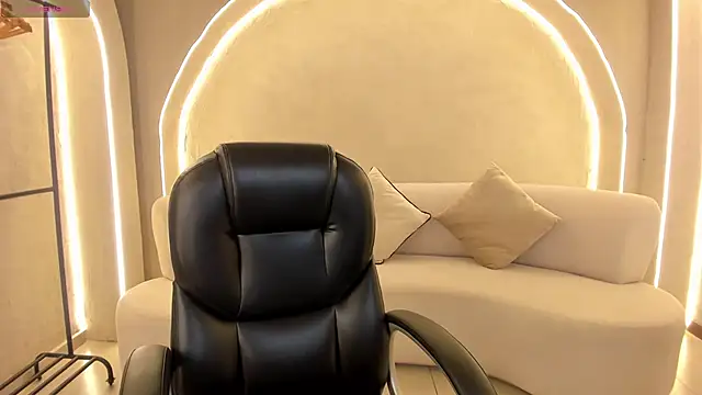 Snapshot of AmbarJames_ chatting on 11/10/25, 12:04 AmbarJames online show from 11/10/25, 12:04