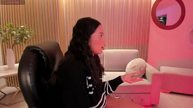 Snapshot of AmbarJames_ chatting on 11/15/25, 11:40 AmbarJames online show from 11/15/25, 11:40