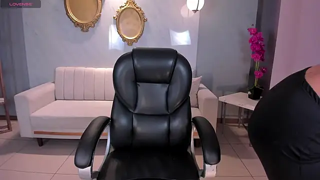 Snapshot of AmbarJames_ chatting on 11/20/25, 12:05 AmbarJames online show from 11/20/25, 12:05