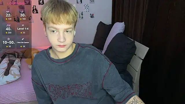 Snapshot of olivertasty chatting on 10/17/25, 02:30 olivertasty online show from 10/17/25, 02:30