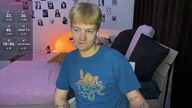 Snapshot of olivertasty chatting on 10/22/25, 02:34 olivertasty online show from 10/22/25, 02:34