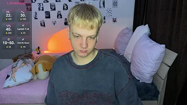 Snapshot of olivertasty chatting on 10/24/25, 01:40 olivertasty online show from 10/24/25, 01:40