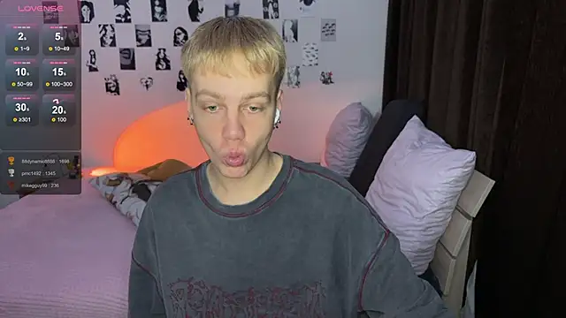 Snapshot of olivertasty chatting on 10/27/25, 06:17 olivertasty online show from 10/27/25, 06:17