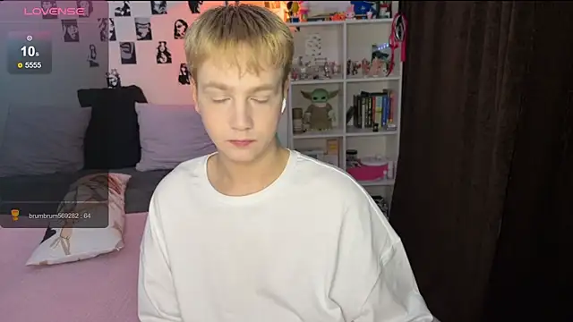 Snapshot of olivertasty chatting on 11/19/25, 01:22 olivertasty online show from 11/19/25, 01:22