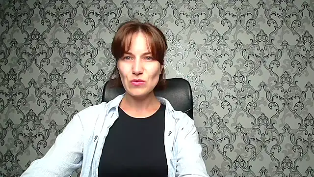 Snapshot of Kelly_Kisss chatting on 10/17/25, 03:58 Kelly Kisss online show from 10/17/25, 03:58
