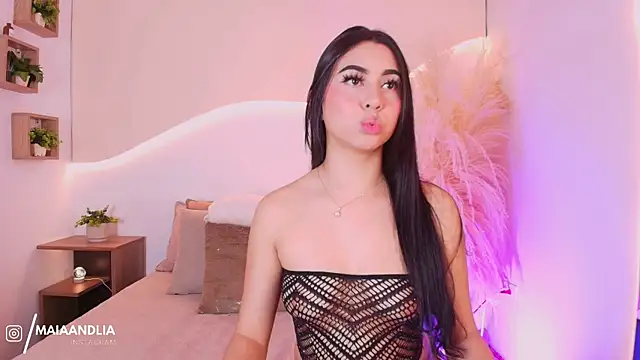 Snapshot of maia_lia_ chatting on 09/19/25, 10:10 maia lia online show from 09/19/25, 10:10