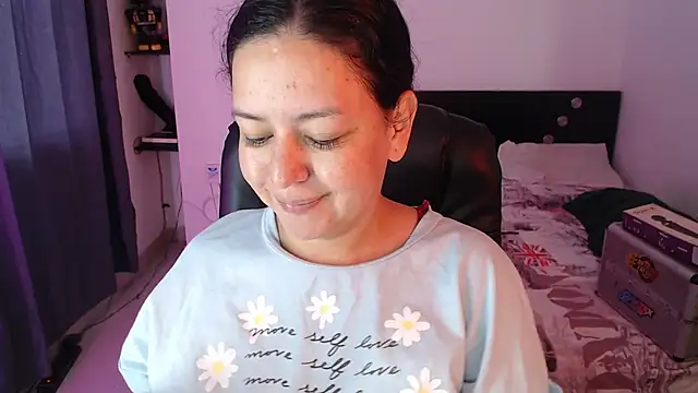 Snapshot of Abbyjoness21 chatting on 10/16/25, 01:01 Abbyjoness21 online show from 10/16/25, 01:01