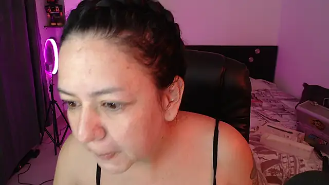 Snapshot of Abbyjoness21 chatting on 10/23/25, 09:41 Abbyjoness21 online show from 10/23/25, 09:41