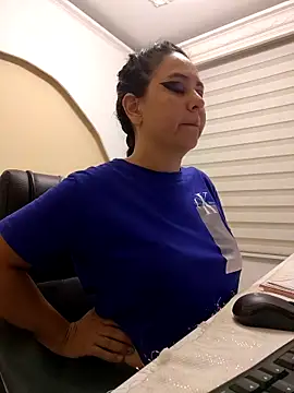 Snapshot of Abbyjoness21 chatting on 10/24/25, 10:28 Abbyjoness21 online show from 10/24/25, 10:28