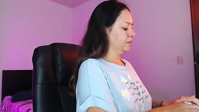 Snapshot of Abbyjoness21 chatting on 11/25/25, 10:26 Abbyjoness21 online show from 11/25/25, 10:26