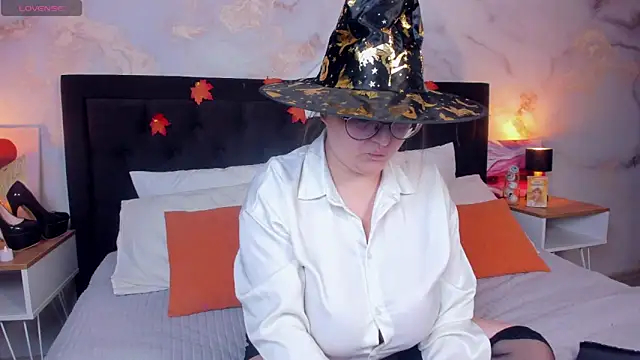 HelenDanvers online show from 10/29/25, 10:06