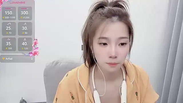 Snapshot of yuyu_77 chatting on 09/08/25, 05:23 yuyu 77 online show from 09/08/25, 05:23
