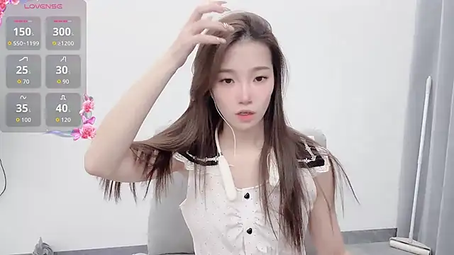 Snapshot of yuyu_77 chatting on 09/28/25, 04:34 yuyu 77 online show from 09/28/25, 04:34