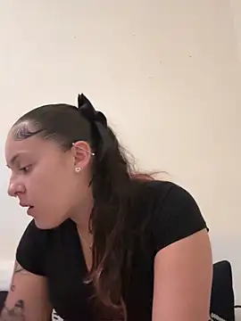 Snapshot of babykalirose chatting on 10/31/25, 04:02 babykalirose online show from 10/31/25, 04:02