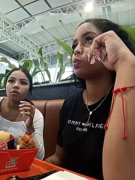 Snapshot of Fernanda30 chatting on 10/24/25, 06:04 Fernanda30 online show from 10/24/25, 06:04