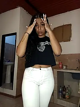 Snapshot of Fernanda30 chatting on 11/15/25, 05:05 Fernanda30 online show from 11/15/25, 05:05