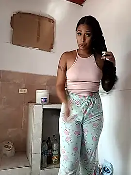 Snapshot of Fernanda30 chatting on 11/18/25, 02:43 Fernanda30 online show from 11/18/25, 02:43