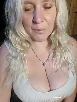 Snapshot of Bouncy-Bella28X chatting on 10/08/25, 11:30 Bouncy-Bella28X online show from 10/08/25, 11:30