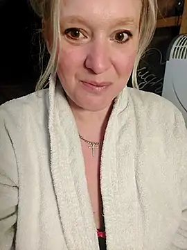 Snapshot of Bouncy-Bella28X chatting on 10/30/25, 08:27 Bouncy-Bella28X online show from 10/30/25, 08:27