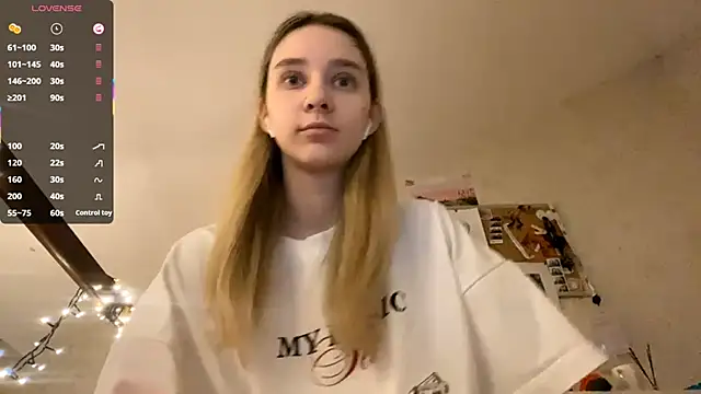 Snapshot of DanaCore chatting on 10/17/25, 03:47 DanaCore online show from 10/17/25, 03:47