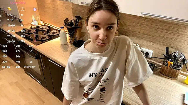 Snapshot of DanaCore chatting on 10/28/25, 07:05 DanaCore online show from 10/28/25, 07:05