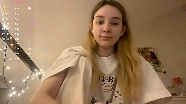 Snapshot of DanaCore chatting on 11/09/25, 05:00 DanaCore online show from 11/09/25, 05:00