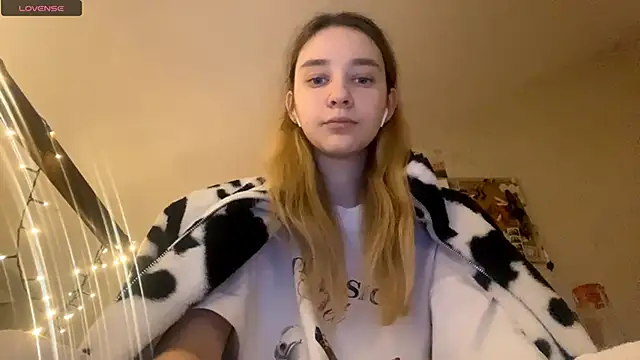 Snapshot of DanaCore chatting on 11/11/25, 06:08 DanaCore online show from 11/11/25, 06:08