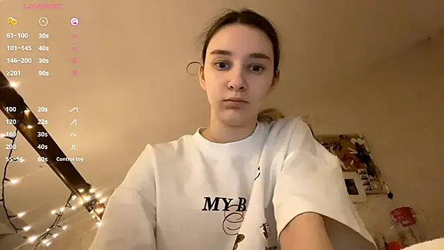 Snapshot of DanaCore chatting on 11/14/25, 05:44 DanaCore online show from 11/14/25, 05:44