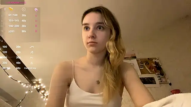 Snapshot of DanaCore chatting on 11/28/25, 04:31 DanaCore online show from 11/28/25, 04:31