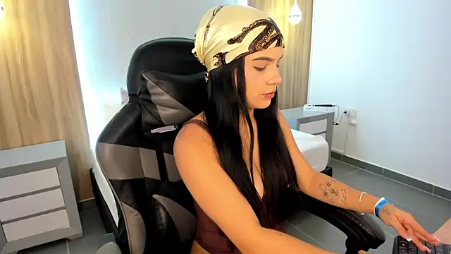 Snapshot of megara_x_ chatting on 11/04/25, 02:10 megara x online show from 11/04/25, 02:10