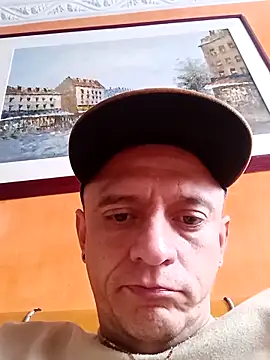 Snapshot of leon8013A chatting on 11/11/25, 12:49 leon8013A online show from 11/11/25, 12:49