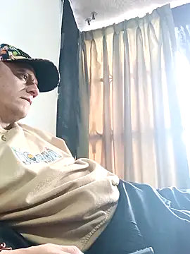 Snapshot of leon8013A chatting on 11/12/25, 12:05 leon8013A online show from 11/12/25, 12:05