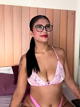 Snapshot of daphnevans chatting on 10/04/25, 04:10 daphnevans online show from 10/04/25, 04:10