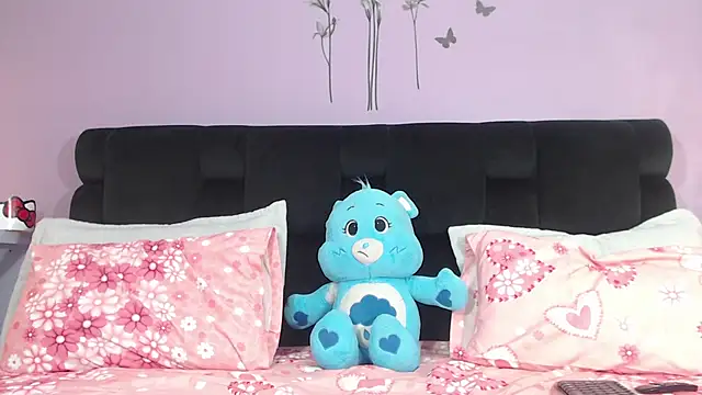 Snapshot of KendallWings chatting on 10/23/25, 06:17 KendallWings online show from 10/23/25, 06:17