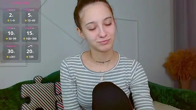 Snapshot of Little_cherryy__ chatting on 10/13/25, 06:46 Little cherryy online show from 10/13/25, 06:46