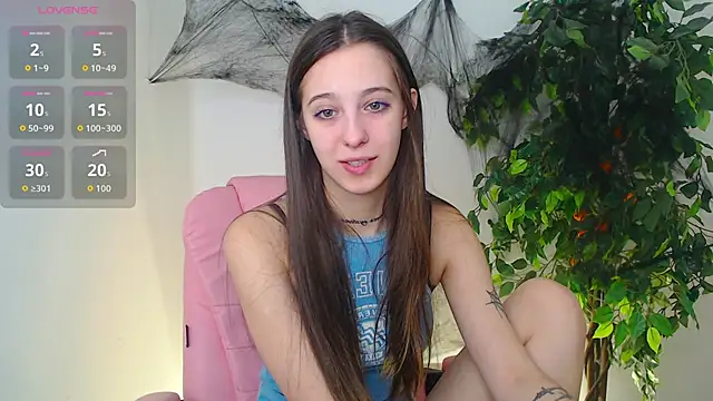 Snapshot of Little_cherryy__ chatting on 10/28/25, 08:18 Little cherryy online show from 10/28/25, 08:18