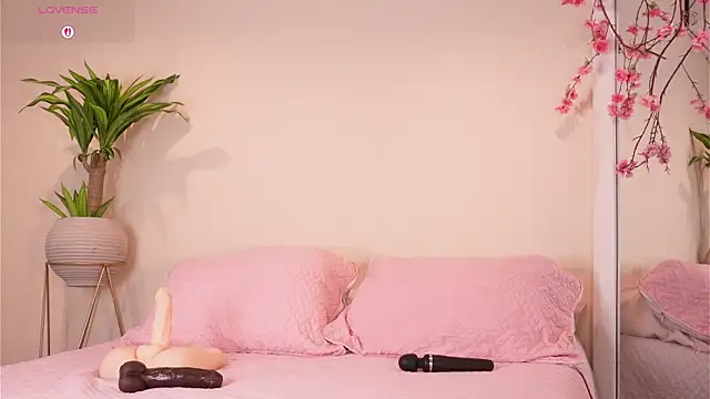 mili moon  online show from 10/23/25, 12:15