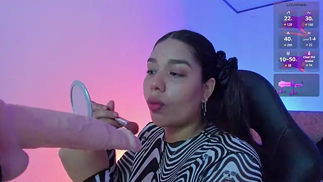 Snapshot of giselle_upp chatting on 11/06/25, 12:11 giselle upp online show from 11/06/25, 12:11