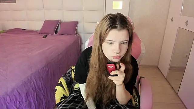 Cuddly Kitten online show from 11/20/25, 07:19