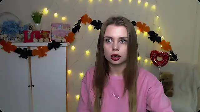 Snapshot of OceanicDawn chatting on 10/08/25, 05:27 OceanicDawn online show from 10/08/25, 05:27