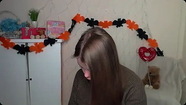 Snapshot of OceanicDawn chatting on 10/16/25, 05:41 OceanicDawn online show from 10/16/25, 05:41