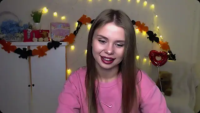 Snapshot of OceanicDawn chatting on 10/17/25, 05:21 OceanicDawn online show from 10/17/25, 05:21