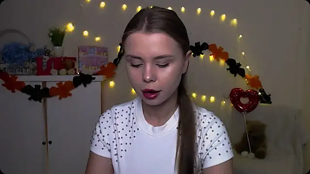 Snapshot of OceanicDawn chatting on 10/20/25, 05:19 OceanicDawn online show from 10/20/25, 05:19