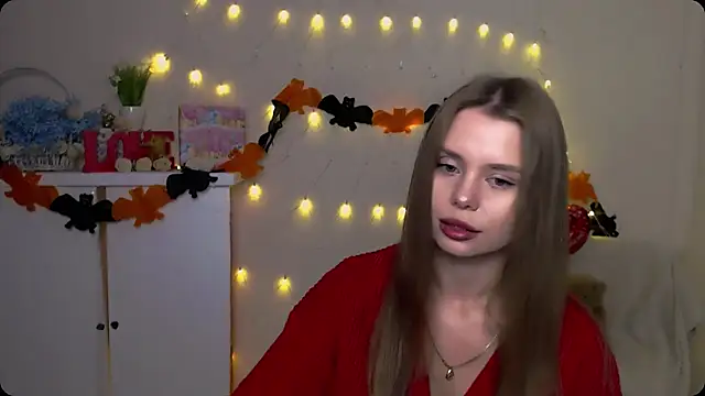 Snapshot of OceanicDawn chatting on 10/21/25, 05:30 OceanicDawn online show from 10/21/25, 05:30