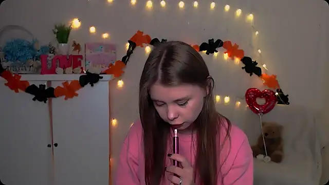 Snapshot of OceanicDawn chatting on 10/25/25, 08:55 OceanicDawn online show from 10/25/25, 08:55