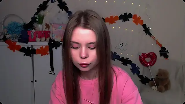 Snapshot of OceanicDawn chatting on 10/31/25, 06:03 OceanicDawn online show from 10/31/25, 06:03