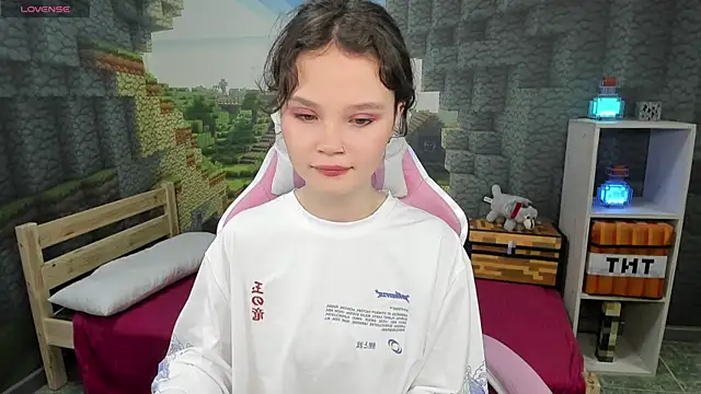 EmilyChaves online show from 09/22/25, 10:56