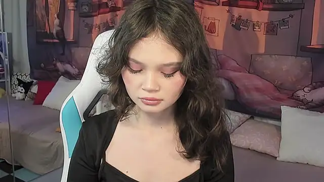 EmilyChaves online show from 11/18/25, 11:03