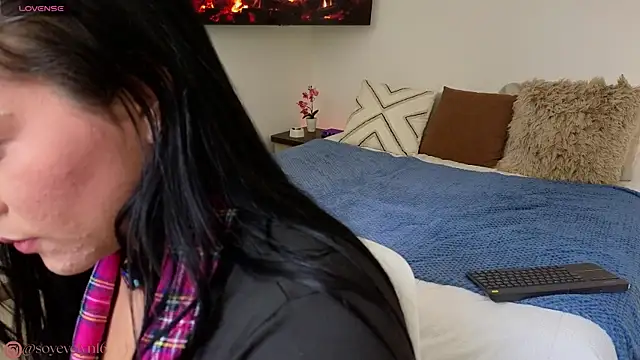 Snapshot of Evelyn__16 chatting on 11/29/25, 02:31 Evelyn 16 online show from 11/29/25, 02:31