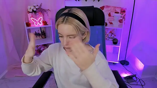 AuroraWrenfield online show from 11/12/25, 04:13